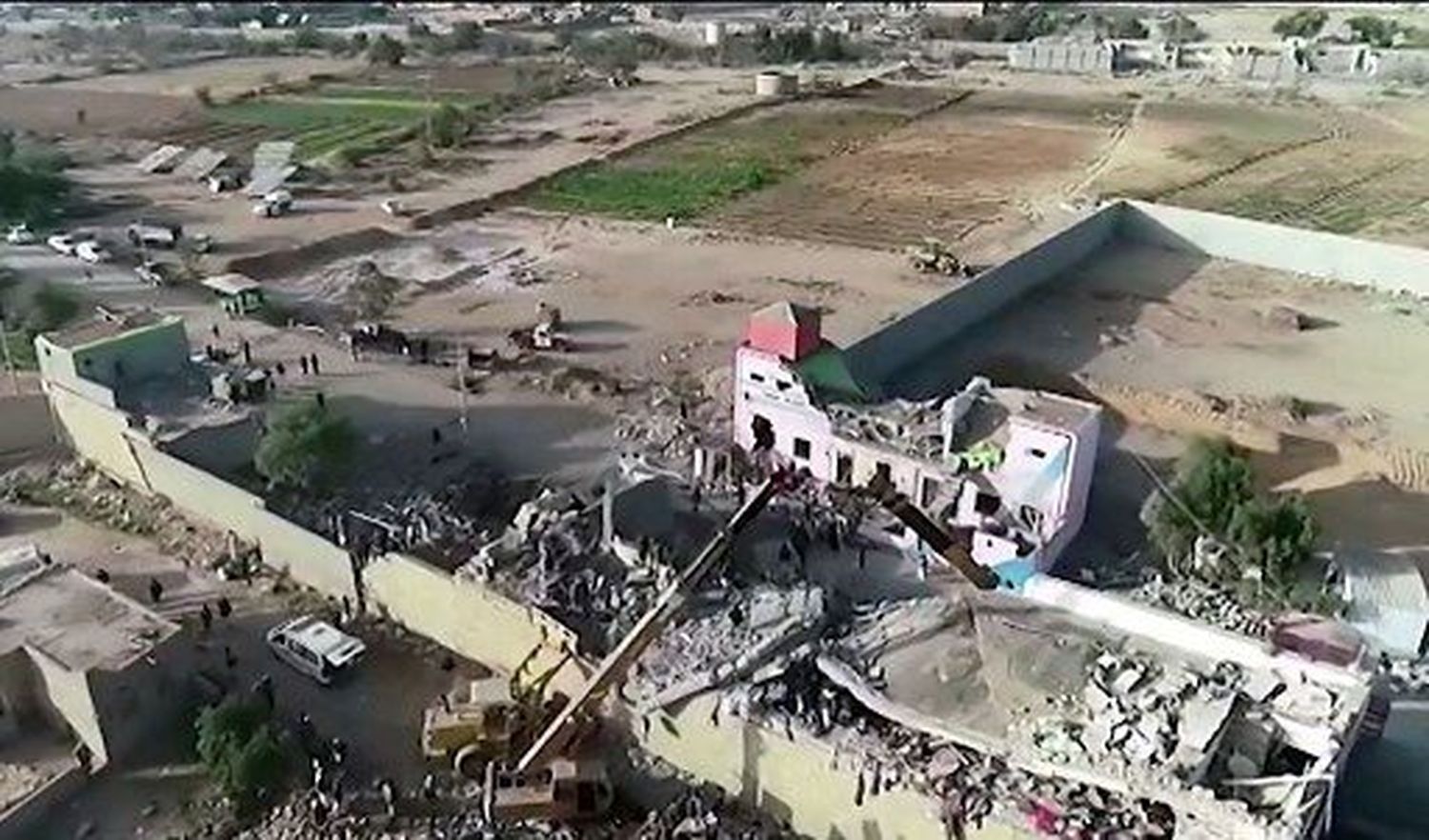 ¡SANGUINARIO ATAQUE! Bombardeo a prisión en Yemen deja al menos 70 muertos