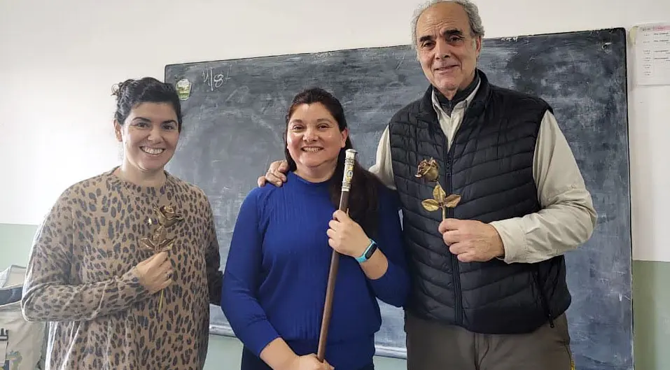 El embajador de Pallarols visitó la escuela rural de Energía y llevó el bastón presidencial
