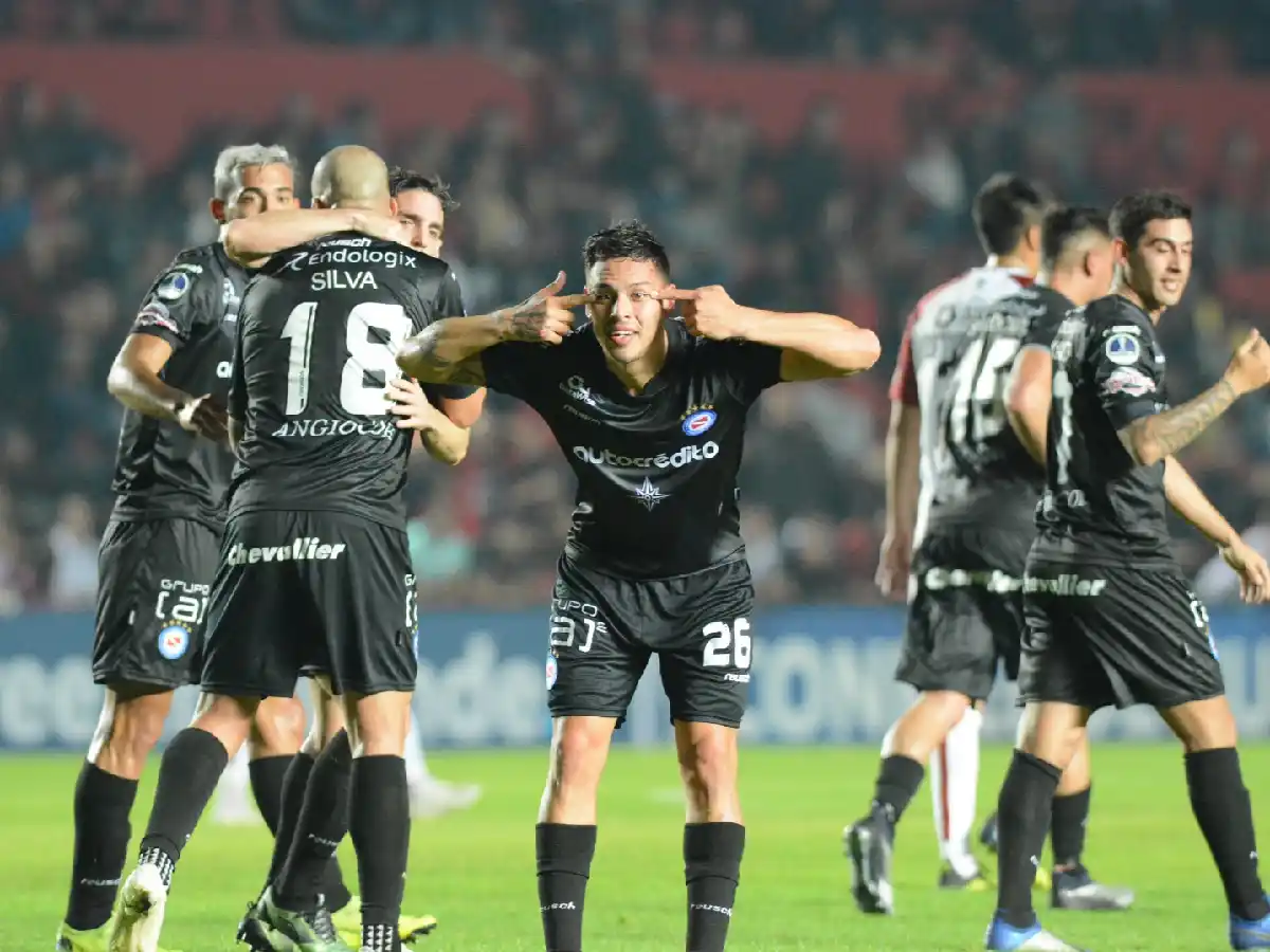 Argentinos golpeó a Colón en Santa Fe