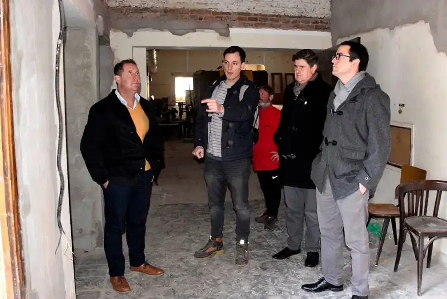Gargaglione recorrió las obras que se realizan en la Sociedad Italiana