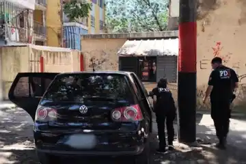 Emboscaron a un camionero en zona oeste, le robaron a punta de pistola y huyeron en un auto robado