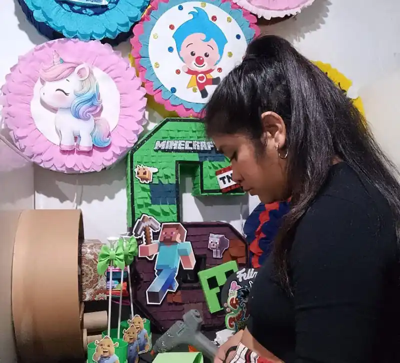 La emprendedora de Concordia que transforma cartón en sonrisas