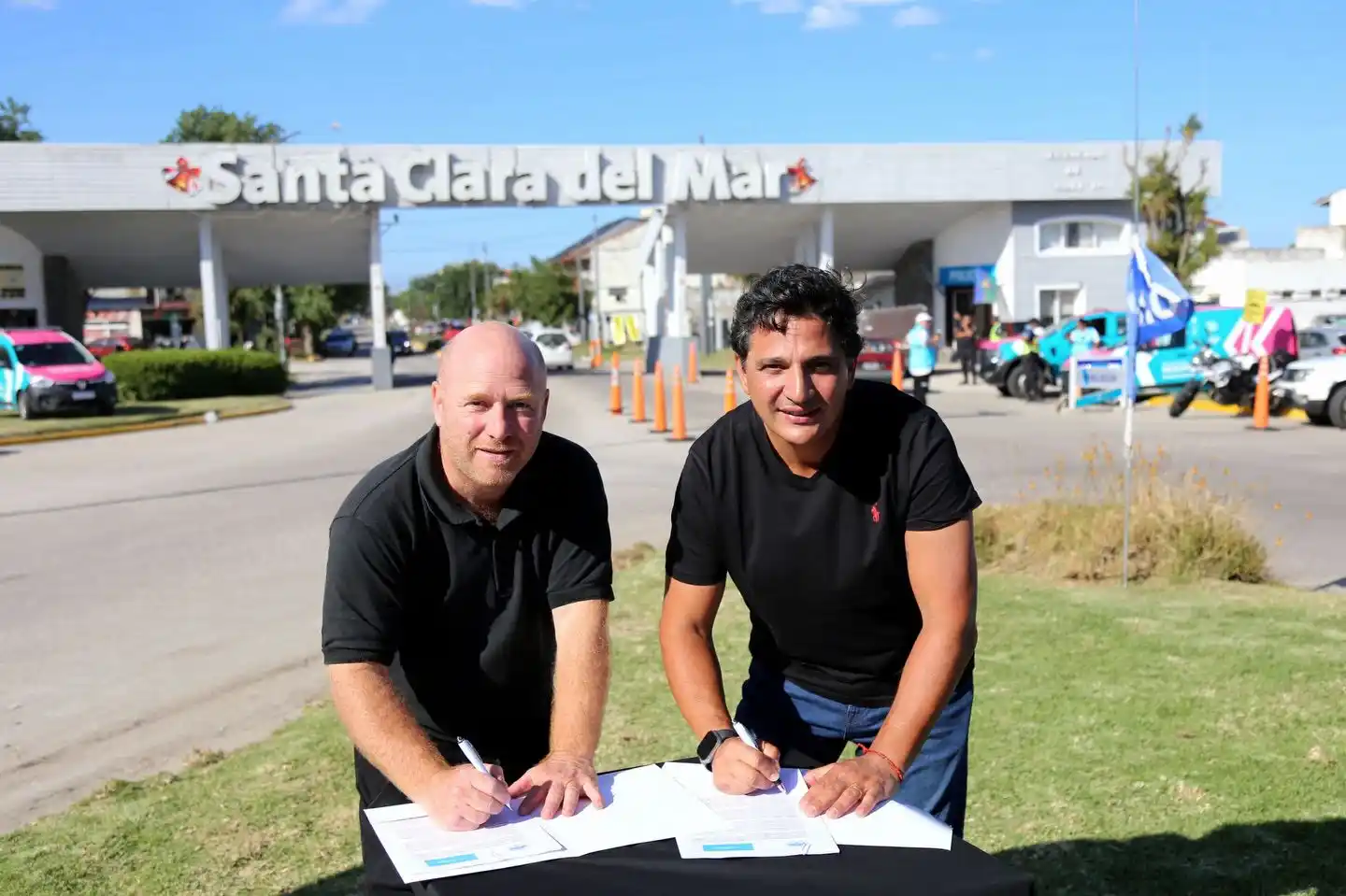 El intendente Walter Wischnivetzky firmó el acuerdo con el ministro de Transporte bonaerense, Martín Marinucci.