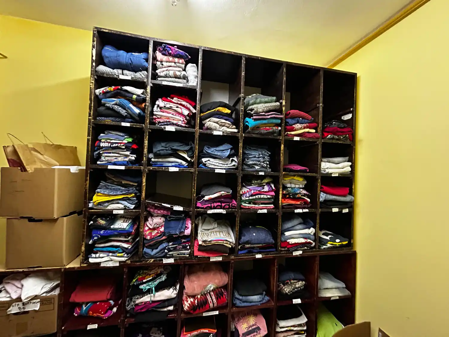 Mirta Rodriguez - Integrante de la comisión vecinal Actualidad del barrio Villa Dominga  ropero solidario colecta juguetes bingo - 2