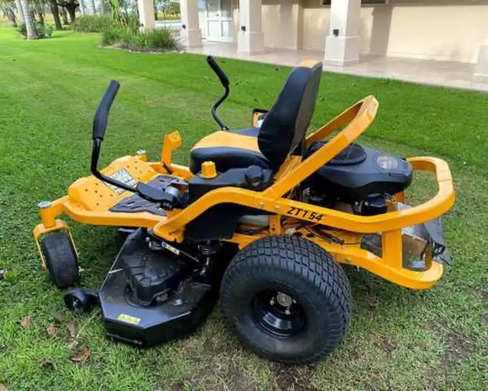 Tractor de baja potencia Cub Cadet RZT BTZ 1 de 54 pulgadas y 24 HP