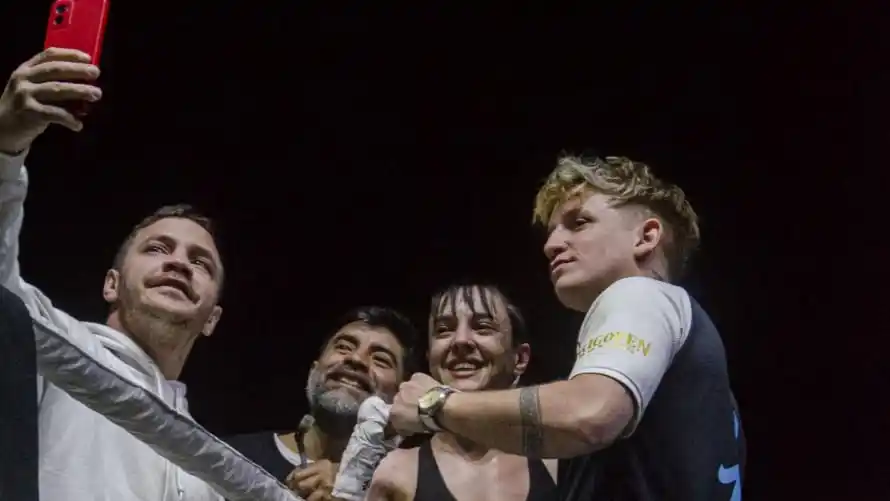Tras el triunfo. El festejo, selfie incluida, de Araí Leoz y su equipo