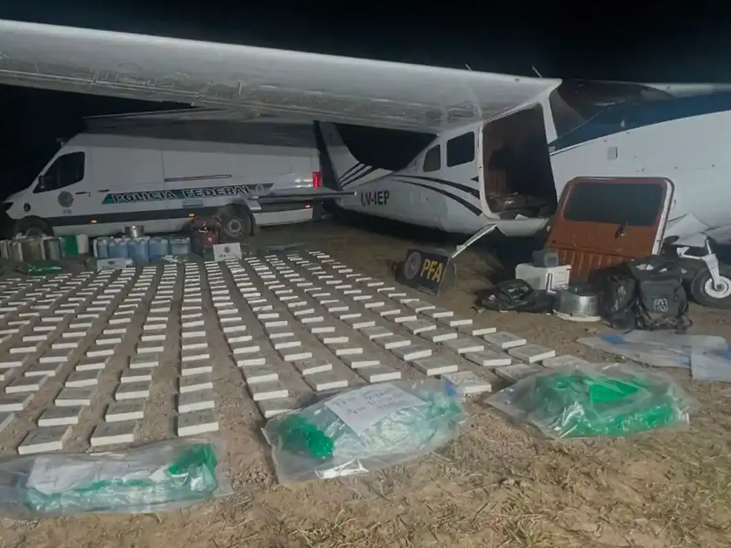 Cayó una avioneta narco en Santa Fe: 442 kilos de cocaína y conexión con un cartel internacional