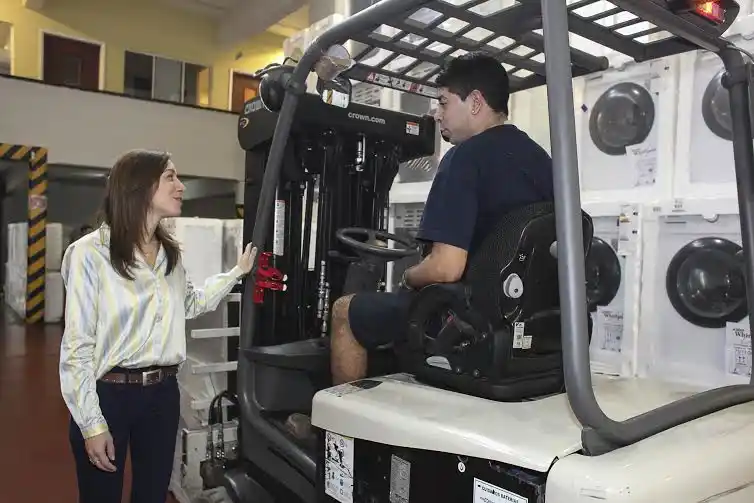 Vidal en La Matanza: Recorrió fábrica de electrodomésticos 