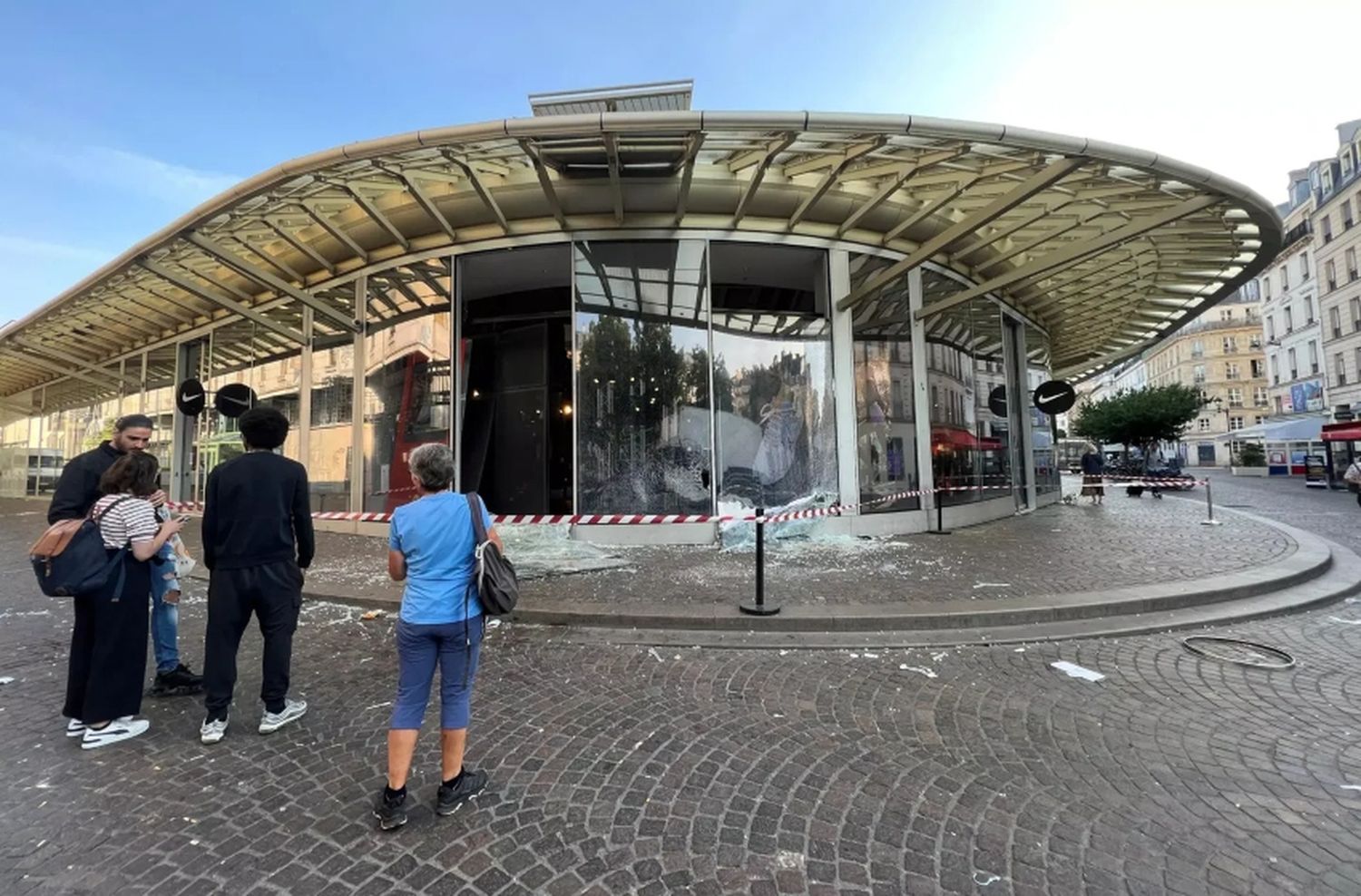 Arde París: más de 650 detenidos y 250 policías heridos en tercera noche disturbios