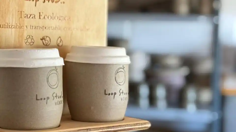 Vasos de café retornable en grés, una alternativa durable y saludable frente a los descartables que liberan microplásticos.