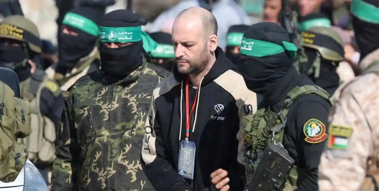 Iair Horn, escoltado por terroristas de Hamas.