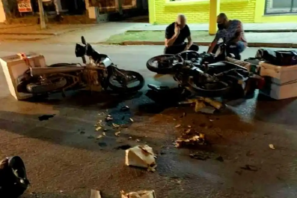 Violento choque entre dos motos de delivery: un conductor en terapia intensiva