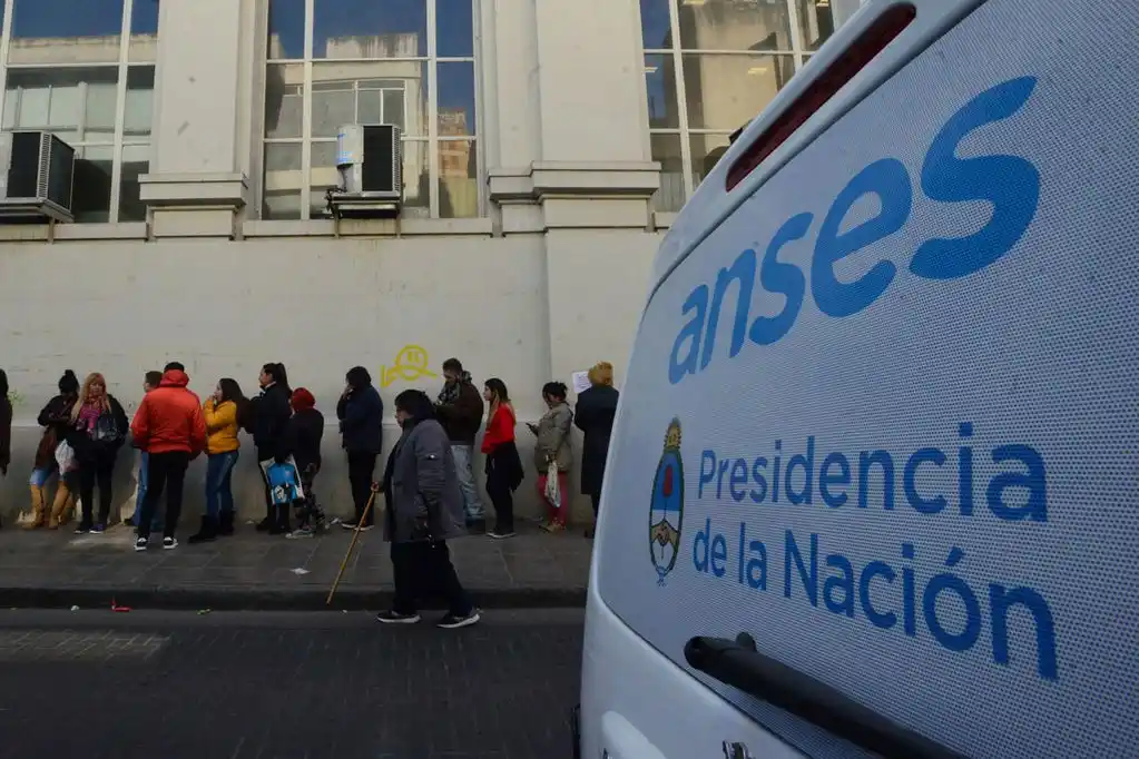 Tras la derrota en las PASO, el Gobierno avanza en nuevo IFE: ¿Cómo actualizar los datos para cobrarlo?