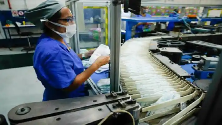 INDUSTRIALES SE VIERON FORZADOS a pagar sueldos en dólares: trabajadores ganan hasta $125