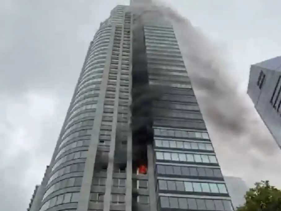 El incendio en un edificio de Puerto Madero.