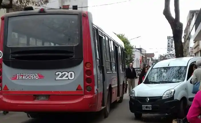 Un colectivo chocó con una camioneta en San Martín y España