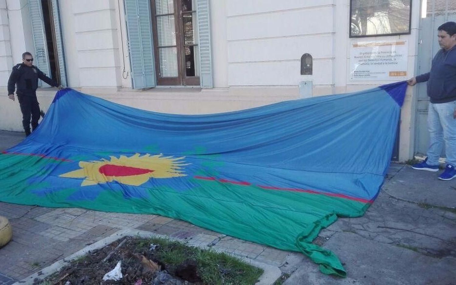 La Plata: Detienen a un hombre por robar y huir con la bandera de la Provincia