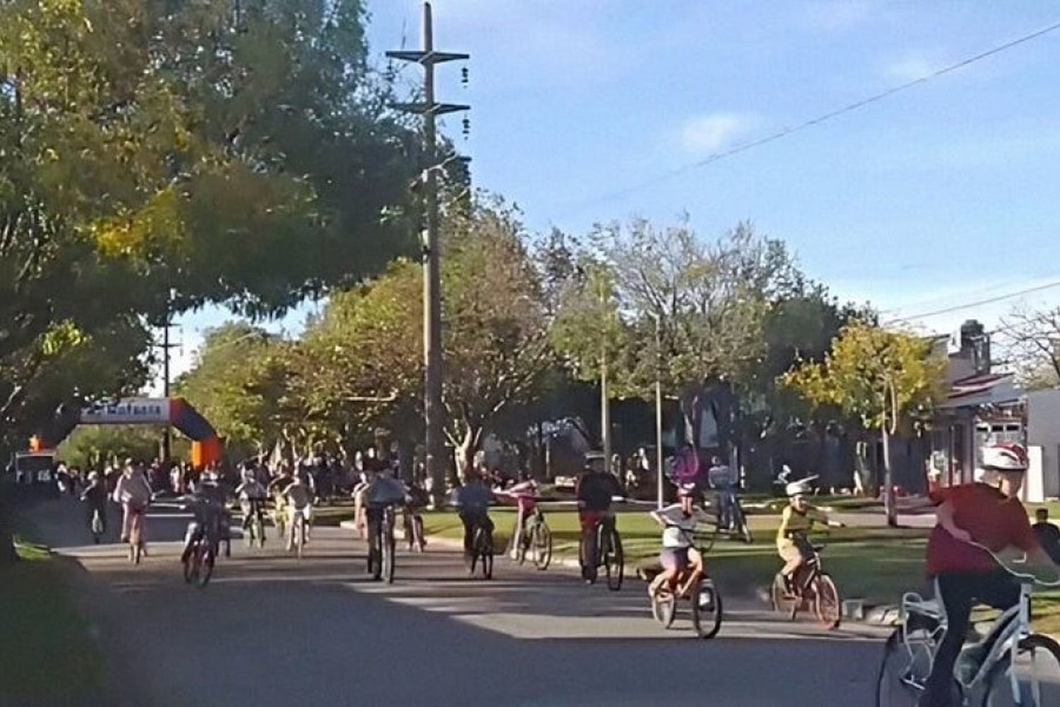 "Ciclismo en los Barrios" inició su edición 32°