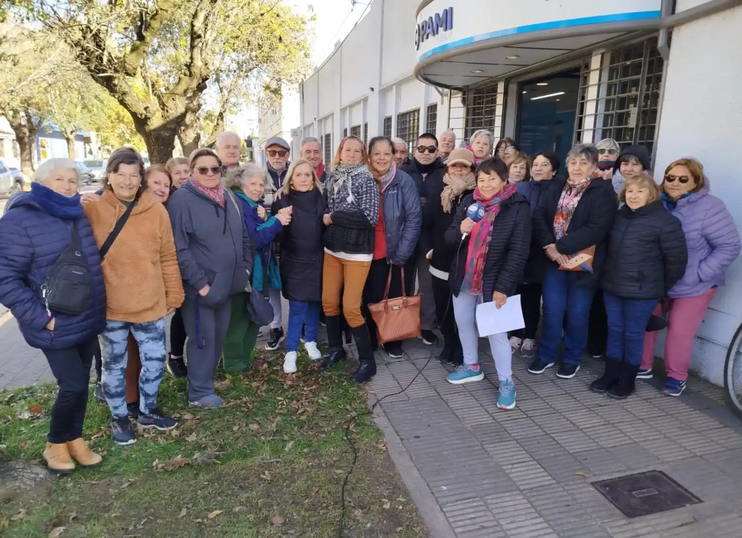 Protesta de jubilados frente a la sede local de PAMI