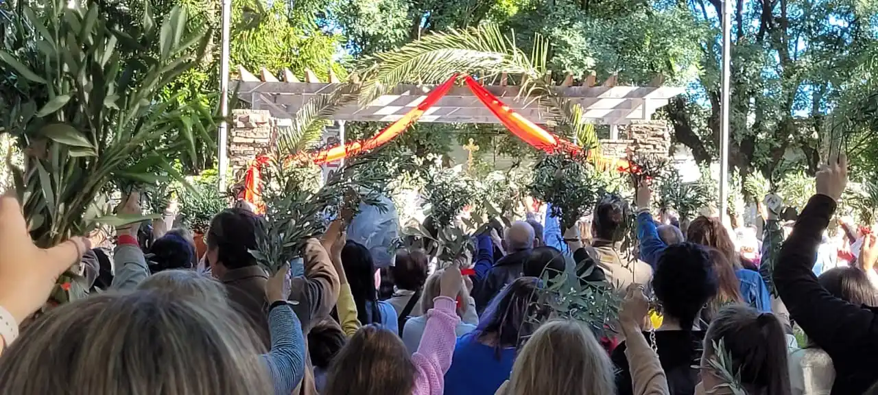 La bendición de ramos en la plaza Belgrano fue el inicio de la conmemoración de la Semana Santa.