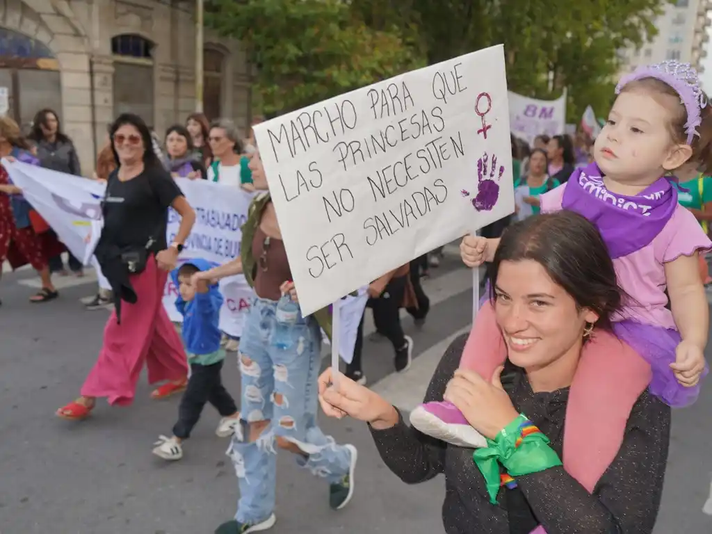 Mujeres marcharon por el centro en una nueva jornada del 8M – Ecos ...
