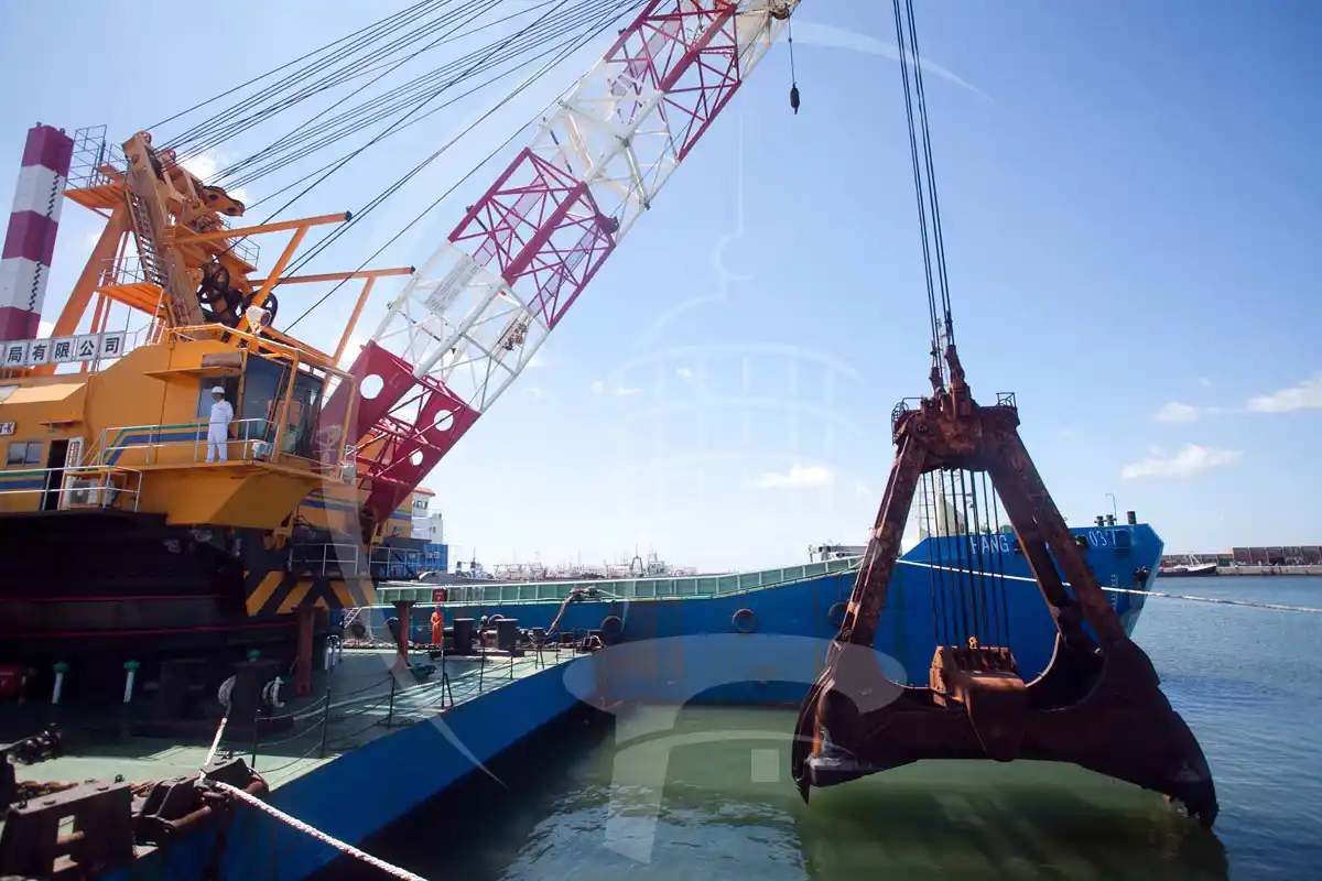 Provincia reconoce demoras en la obra de dragado del Puerto