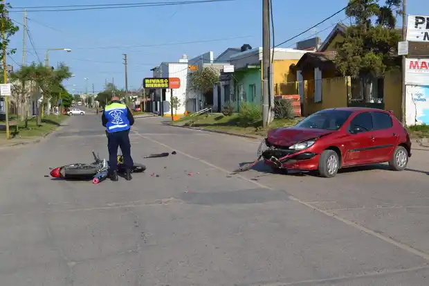 Una joven resultó con fractura de tobillo y fémur tras un choque