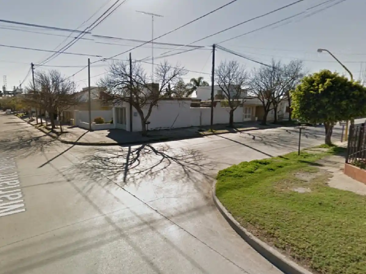 Mujer accidentada en choque entre auto y moto