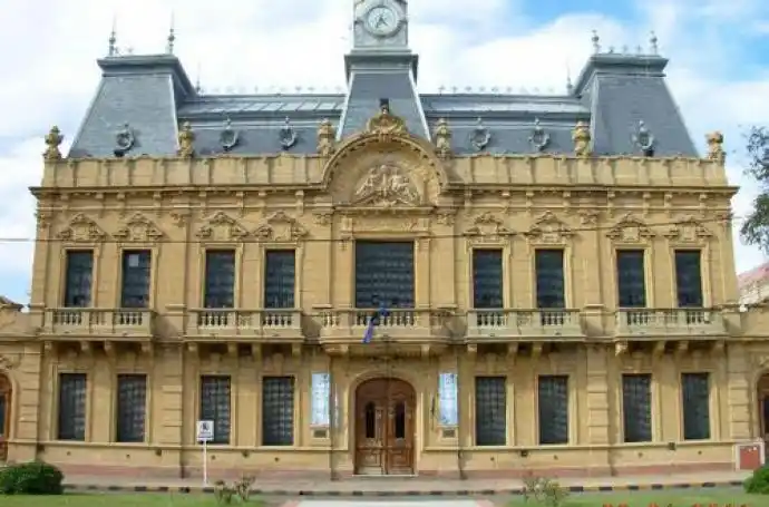 Coronel Suárez: Funcionarios a los golpes en el Palacio Municipal