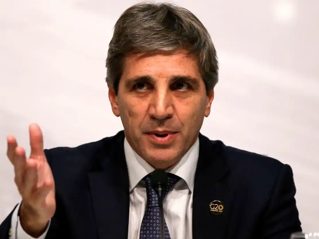 Caputo destacó la convergencia entre el dólar oficial y el paralelo como señal positiva.