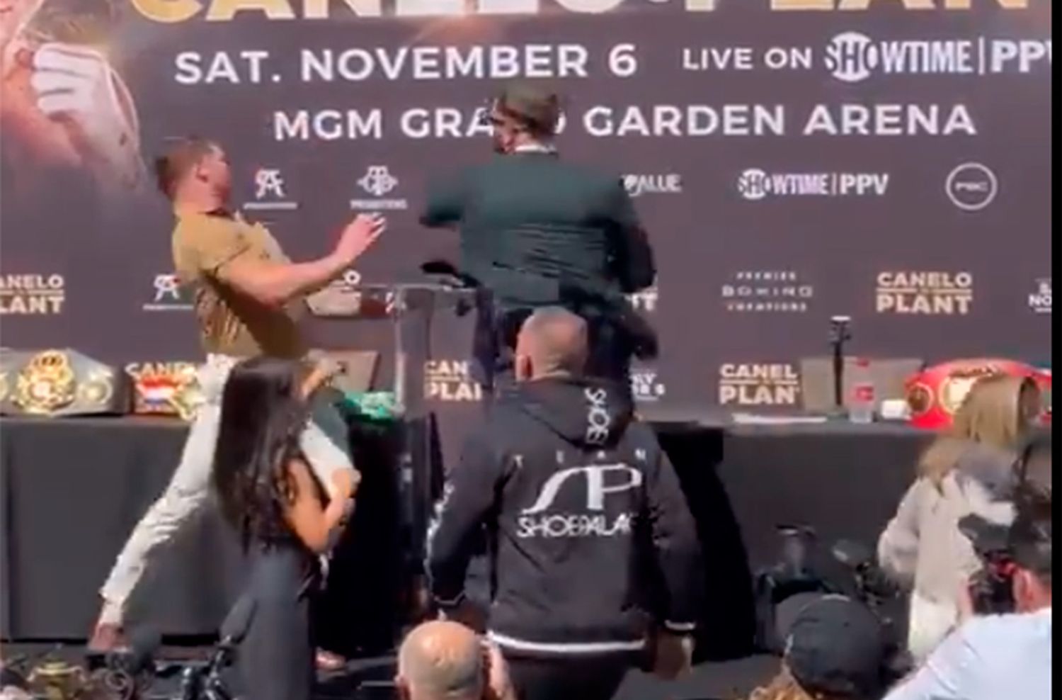 Video del escándalo en la presentación del combate entre Canelo Álvarez y Caleb Plant