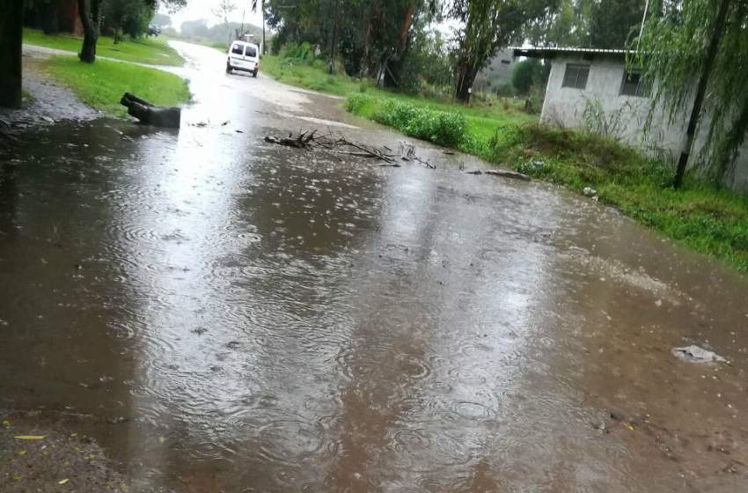 En barrios del norte, también se hizo sentir con fuerza la tormenta