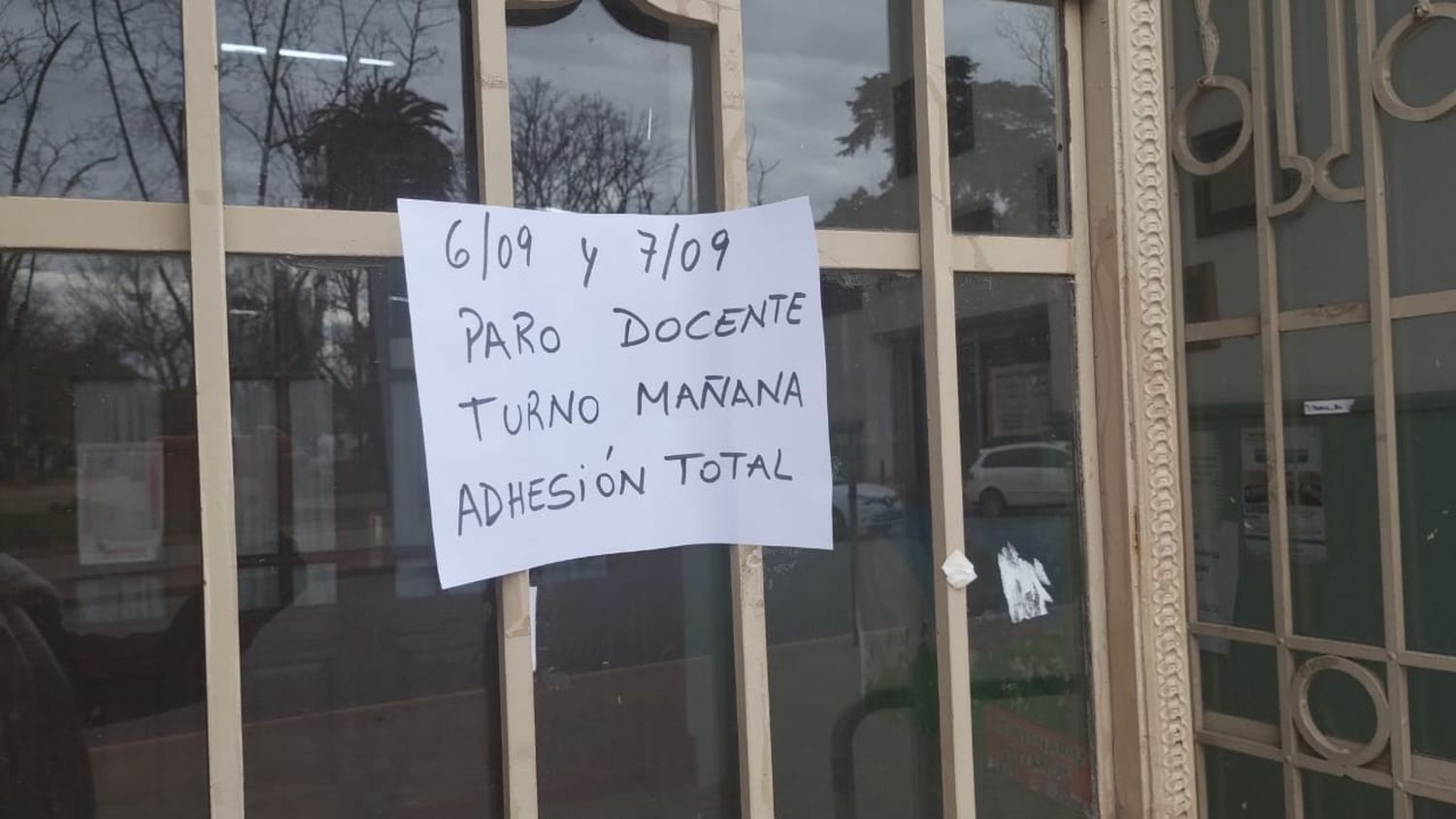 El cartel que puso la Escuela 1, General Manuel Belgrano confirmado el acatamiento.