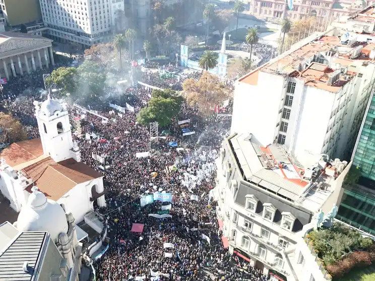 Cristina Kirchner envío un mensaje a la militancia que se manifestó en Plaza de Mayo: "Vamos a volver con más sabiduría, con más unidad, con más fuerza"