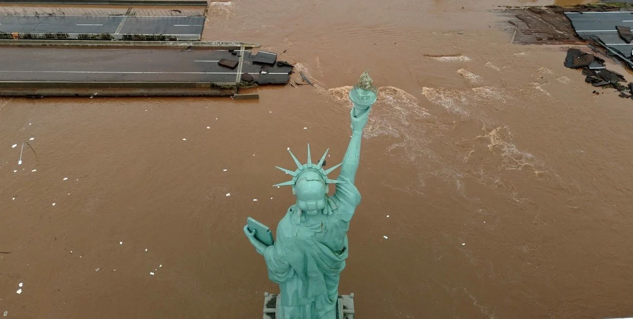 La imagen corresponde a la localidad de Lajeado. Esa Estatua de la Libertad es el símbolo distintivo de una cadena de negocios con artículos para el hogar. Crédito: Reuters