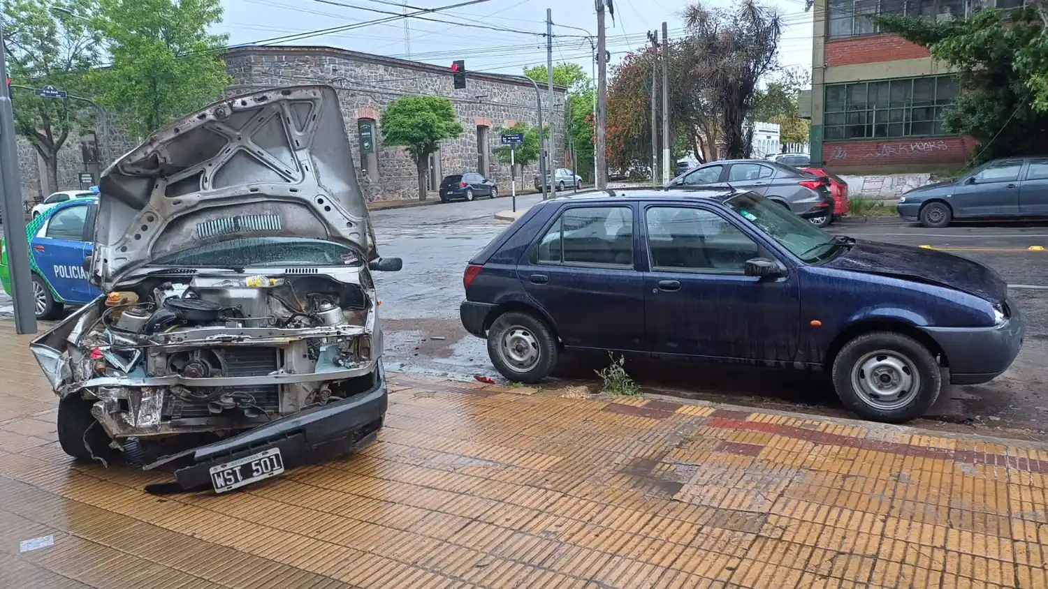 Perdió el control de su auto, chocó a otro que estaba estacionado y terminó en la vereda