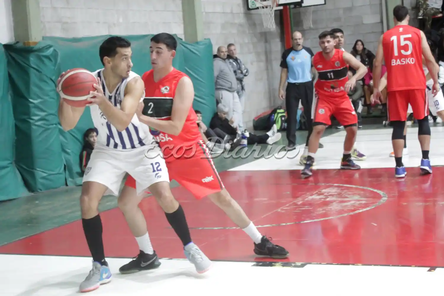 Alan Kruzich sostiene el balón. Jonathan Velázquez lo marca bien de cerca