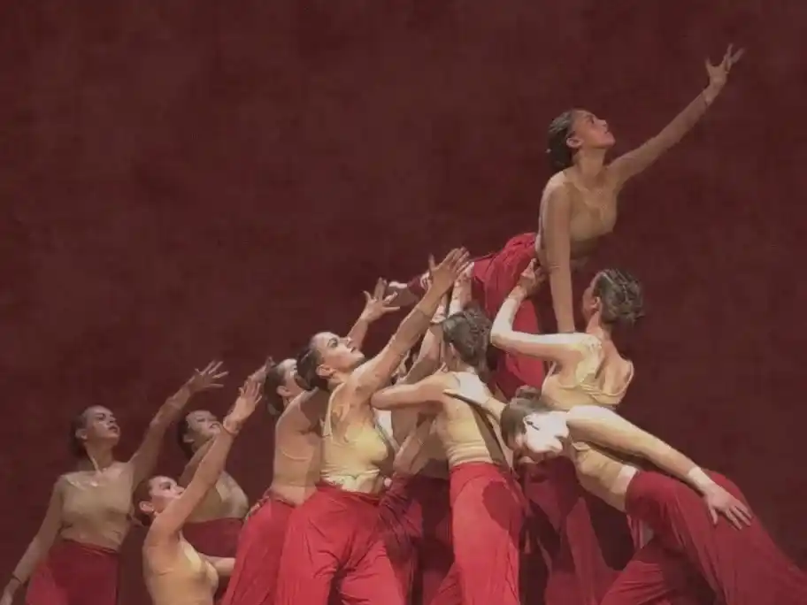 Integrantes del Ballet Municipal de Danzas Académicas.
