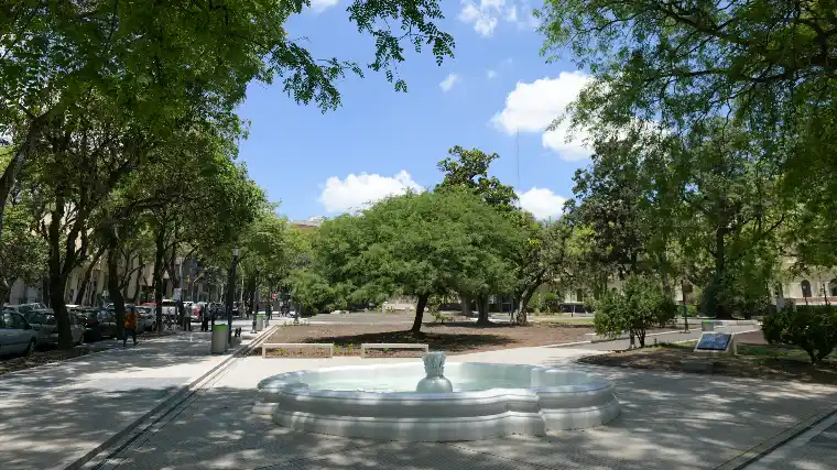 Paraná: Plaza Carbó se llena de arte con la feria Papel y Tijera