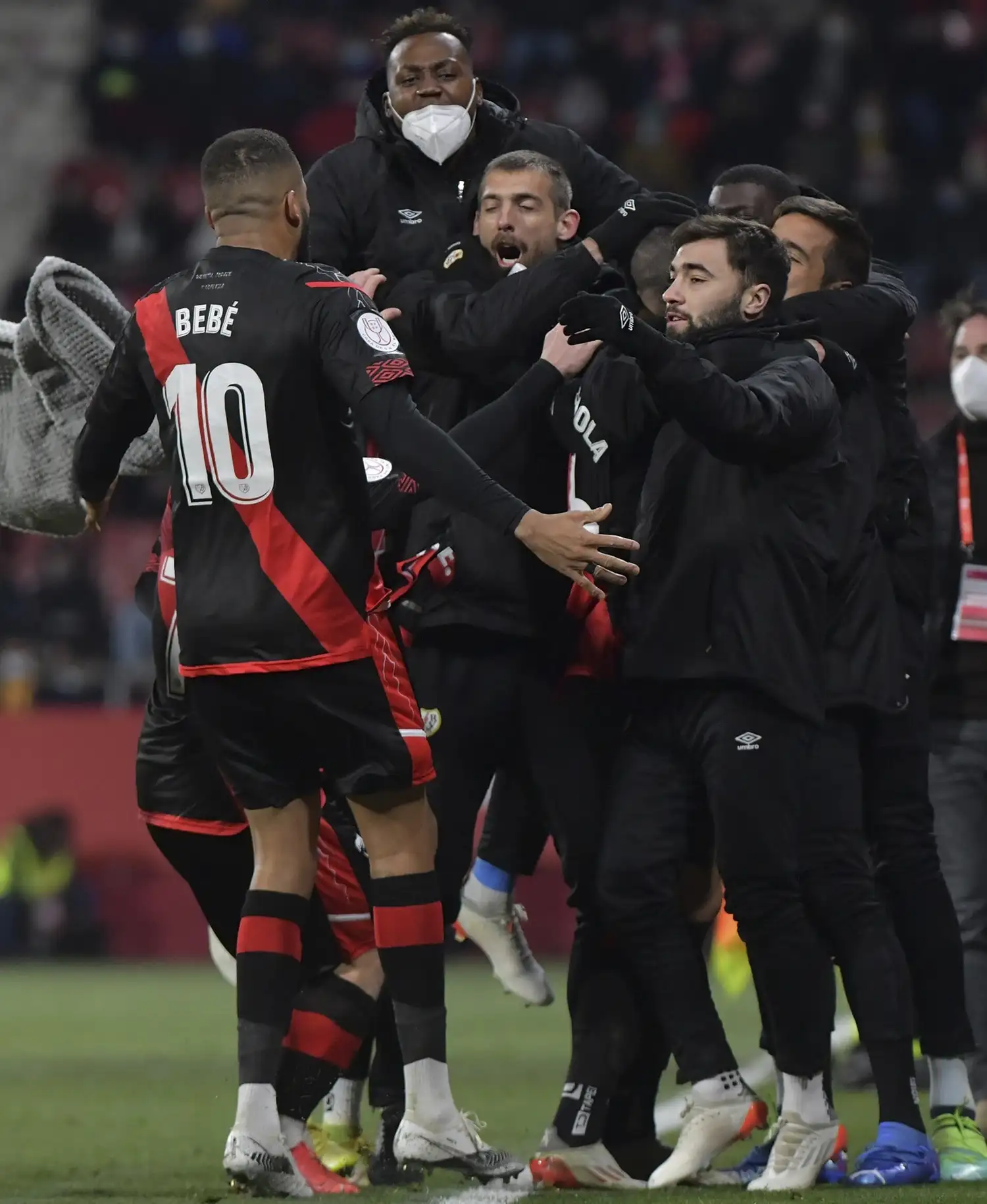 Saveljich, de frente en el festejo de Rayo Vallecano.
