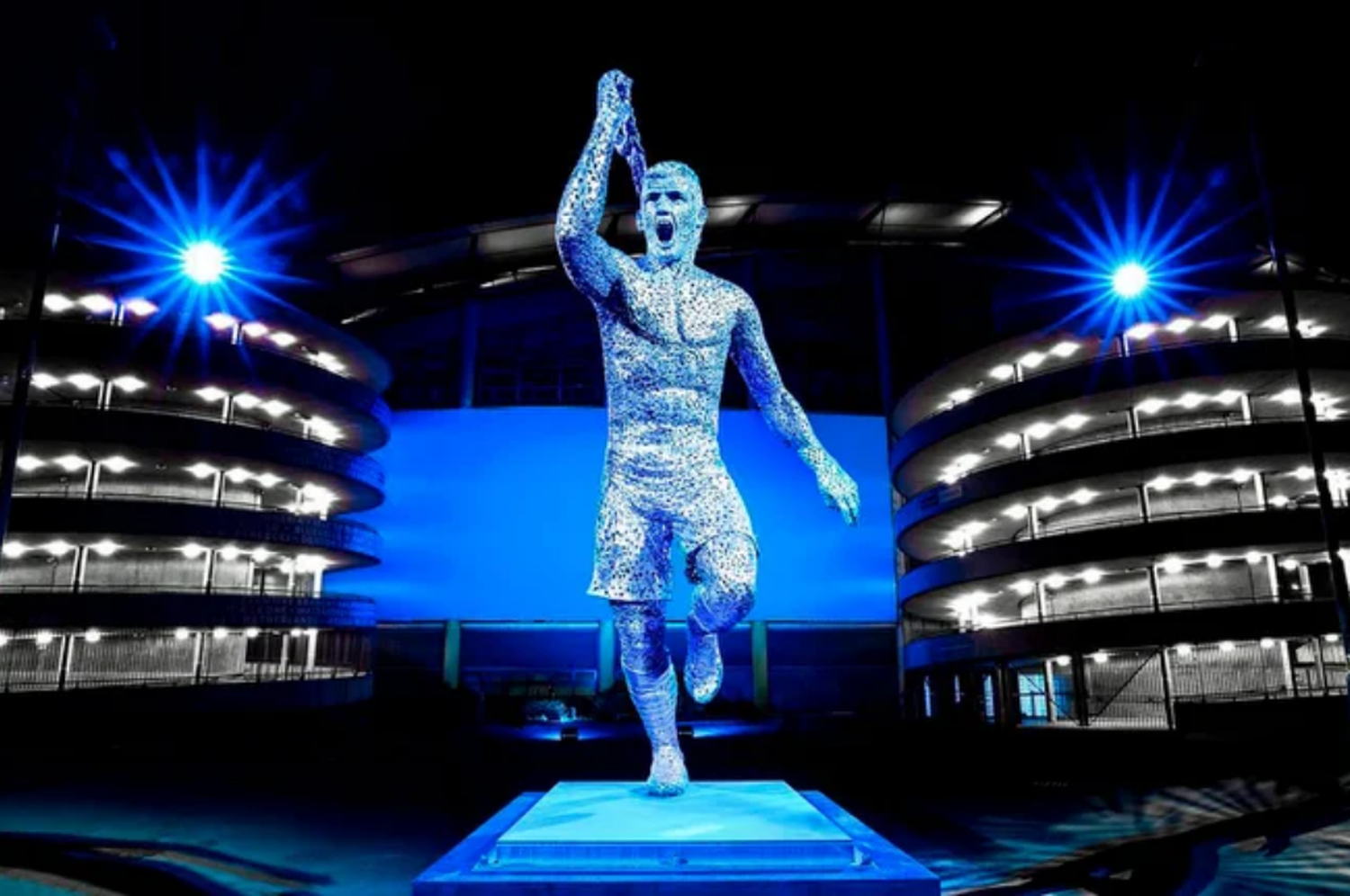 El Manchester City presentó una impactante estatua en homenaje al Kun Agüero