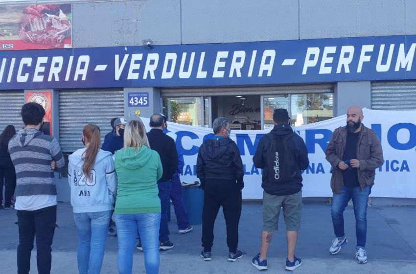 Video: protesta de trabajadores despedidos y agredidos por los dueños de un supermercado chino