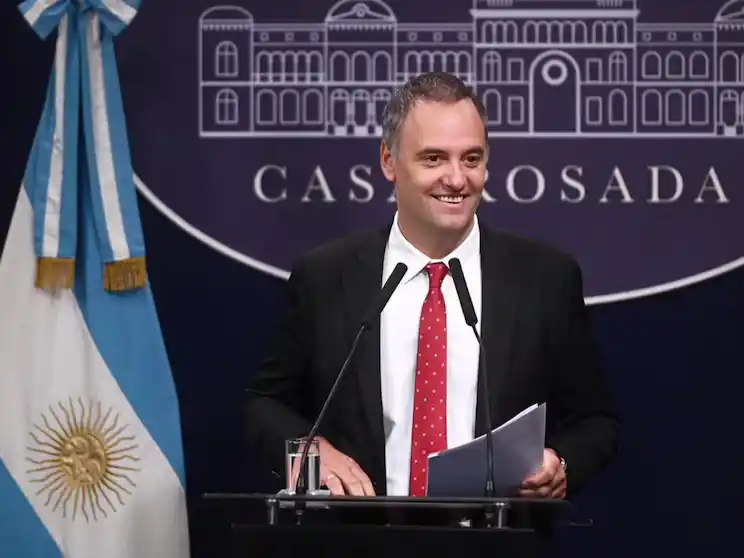 Manuel Adorni durante una conferencia de prensa en la Casa Rosada (Presidencia)