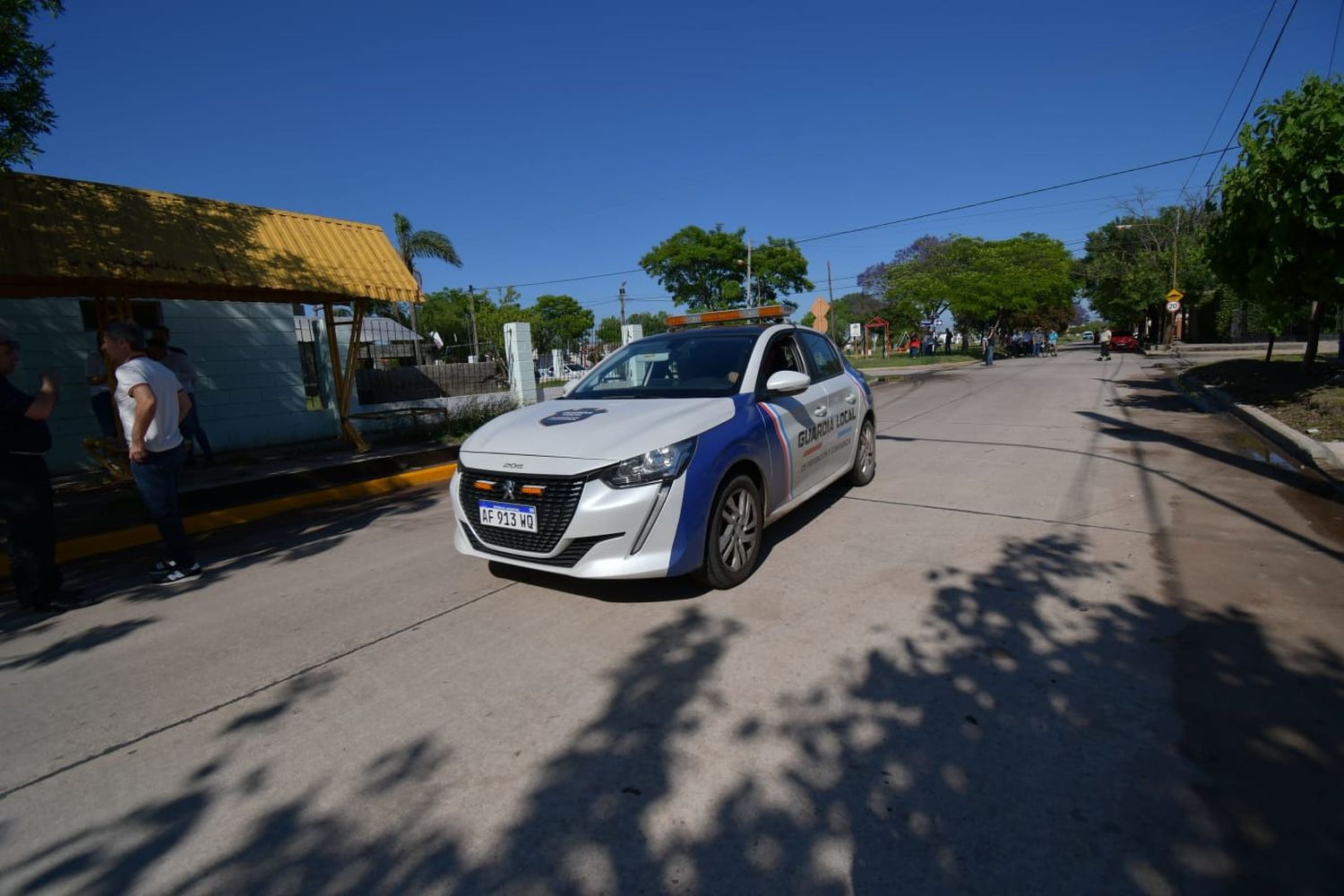 La Guardia Local rescató a un hombre ebrio acostado sobre las vías del tren