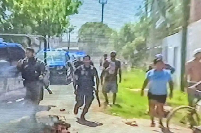 Pueblada en Empalme Graneros: familiares y vecinos del nene asesinado se enfrentaron con la Policía