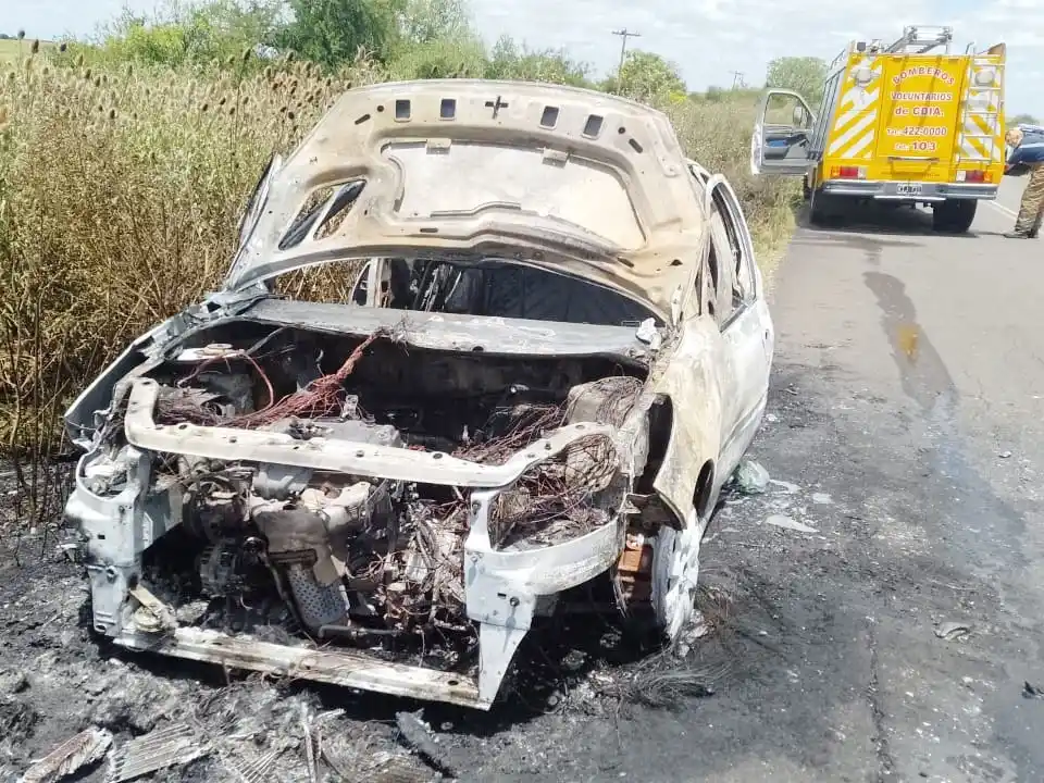 El conductor de un automóvil resultó herido con quemaduras en el incendio de su vehículo
