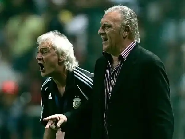 Jorge Ribolzi junto a Alfio Basile durante su etapa en el cuerpo técnico de la Selección Argentina.