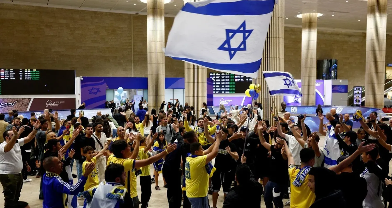 Los simpatizantes del Maccabi Tel Aviv de Israel fueron salvajemente agredidos en Ámsterdam por individuos propalestinos, luego del encuentro contra el Ajax por la Europa League en la capital de los Países Bajos. Foto: REUTERS / Thomas Peter.