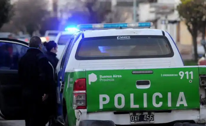 Asesinan a una mujer delante de su hija para robarle el auto en Castelar