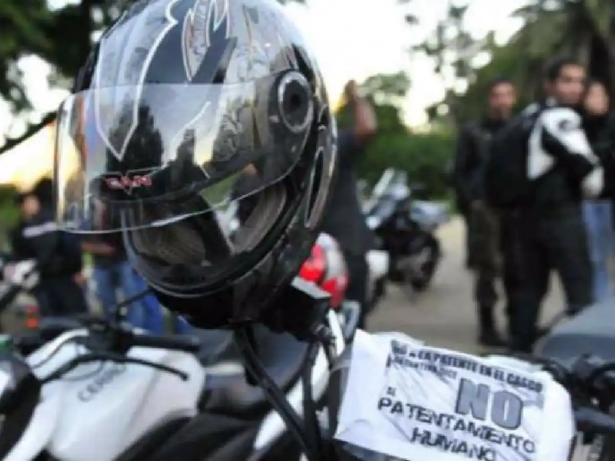 Motos, patente en el casco, chaleco y prohibición de andar de a dos